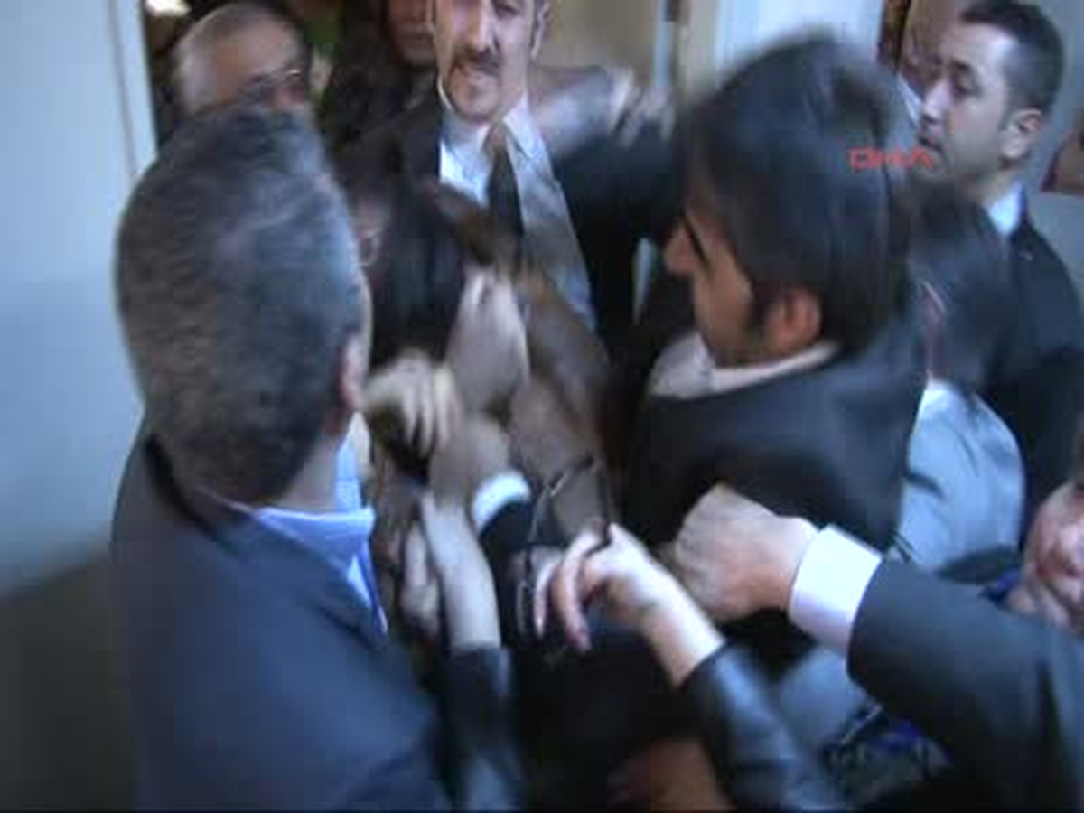 Kartal Belediye Başkanına Yumruklu Saldırı Kartal Belediye Başkanına Yumruklu Saldırı