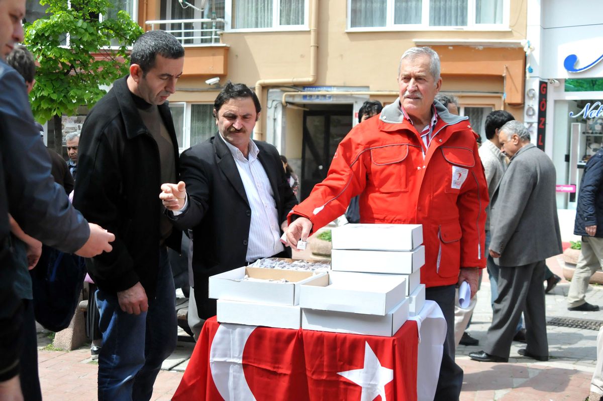 Kızılay Lokum Dağıttı