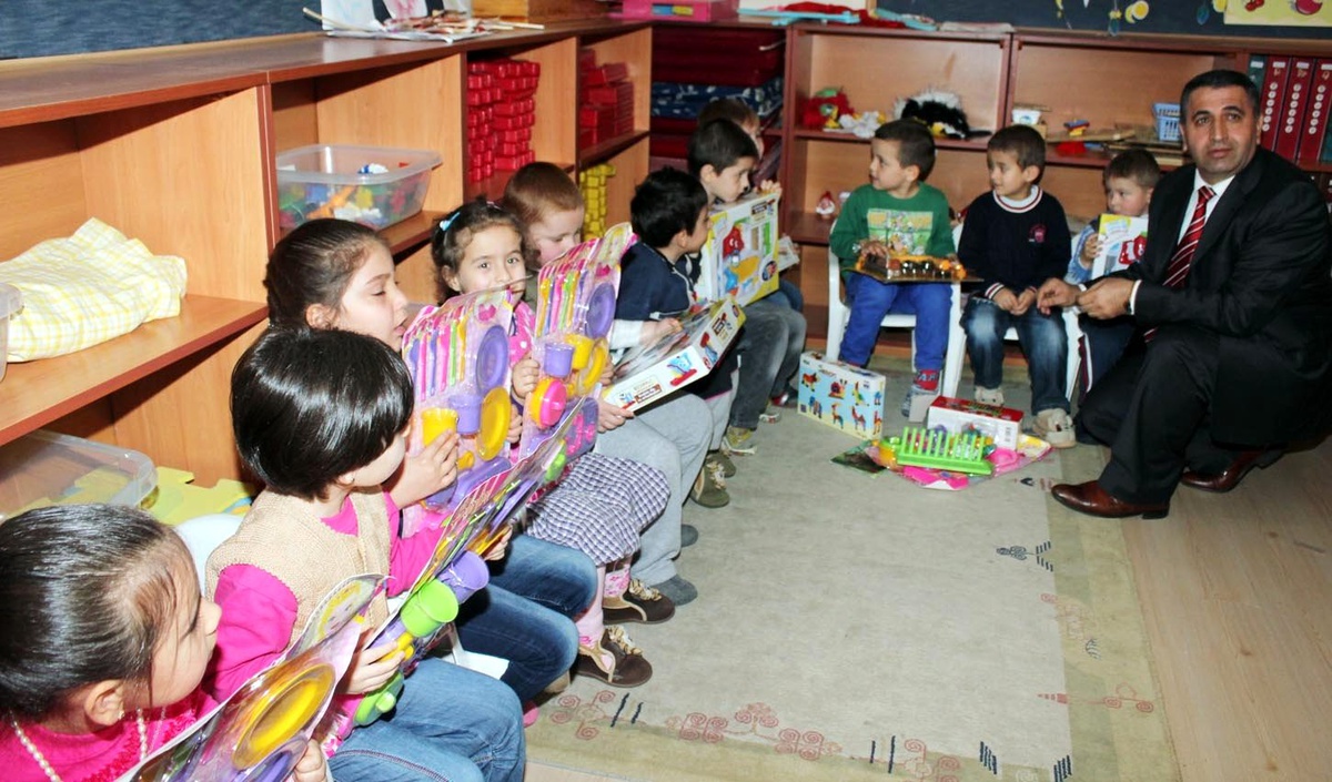 Kutlu Doğum Haftasında Öğrencilere Oyuncak, Velilere Gül Dağıtıldı