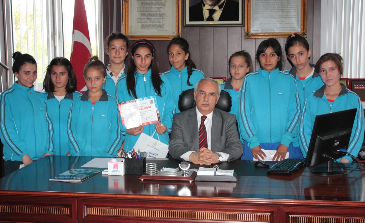 Malatya\'da Kız Futbol Takımı Türkiye Finalinde İddialı