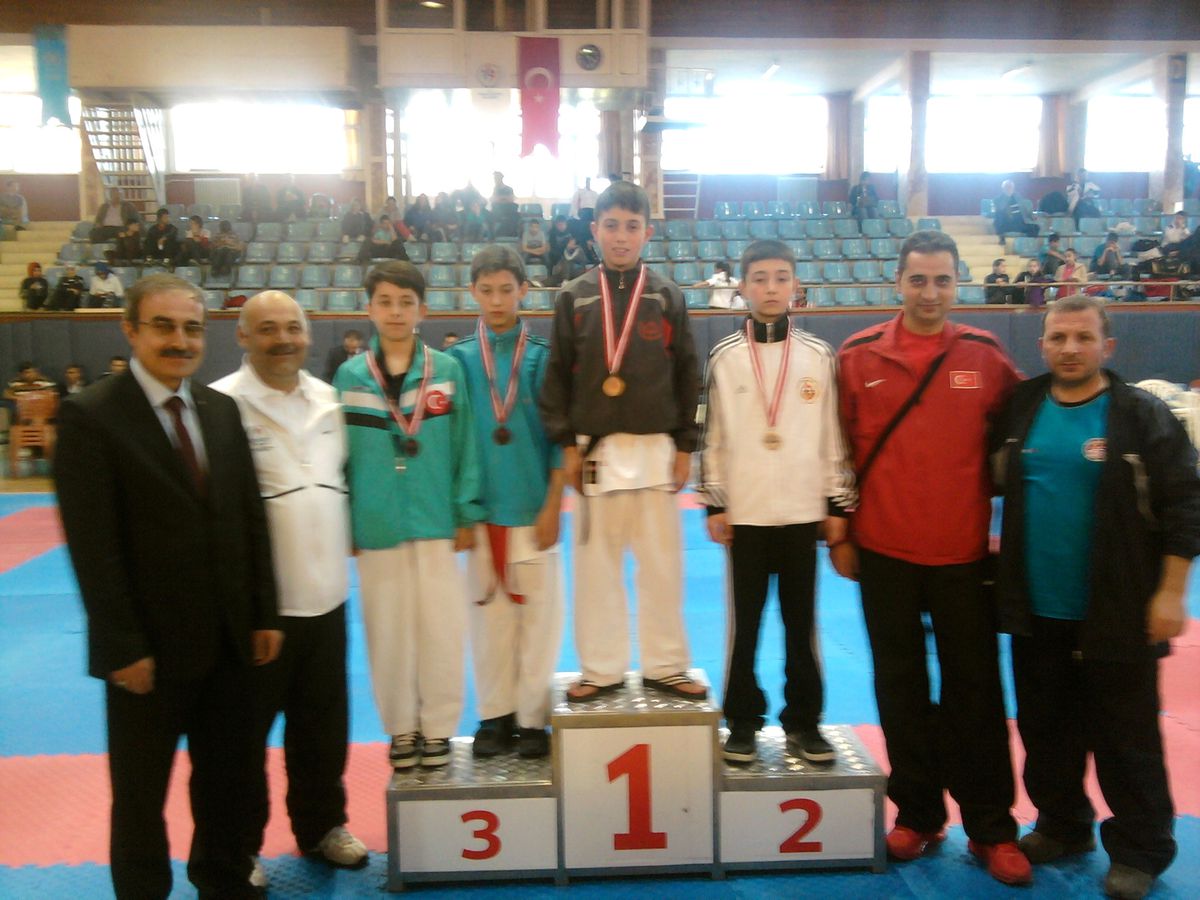 Manisalı Sporcular Karatede 2 Altın Madalya Kazandı
