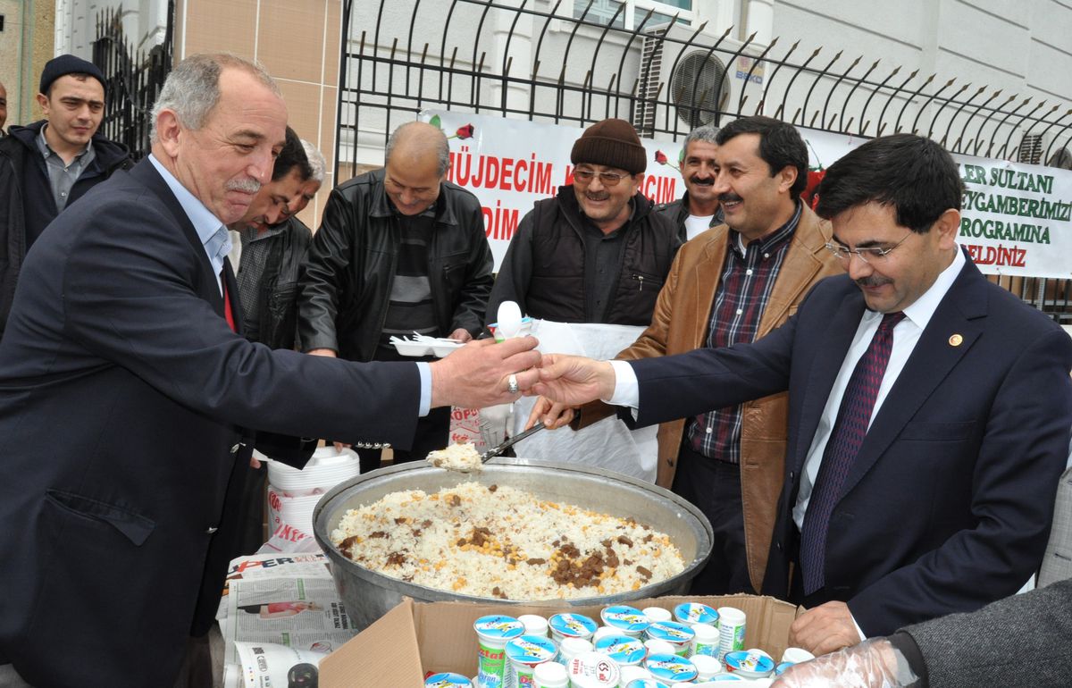 Milletvekili Koca, Pilav Dağıttı