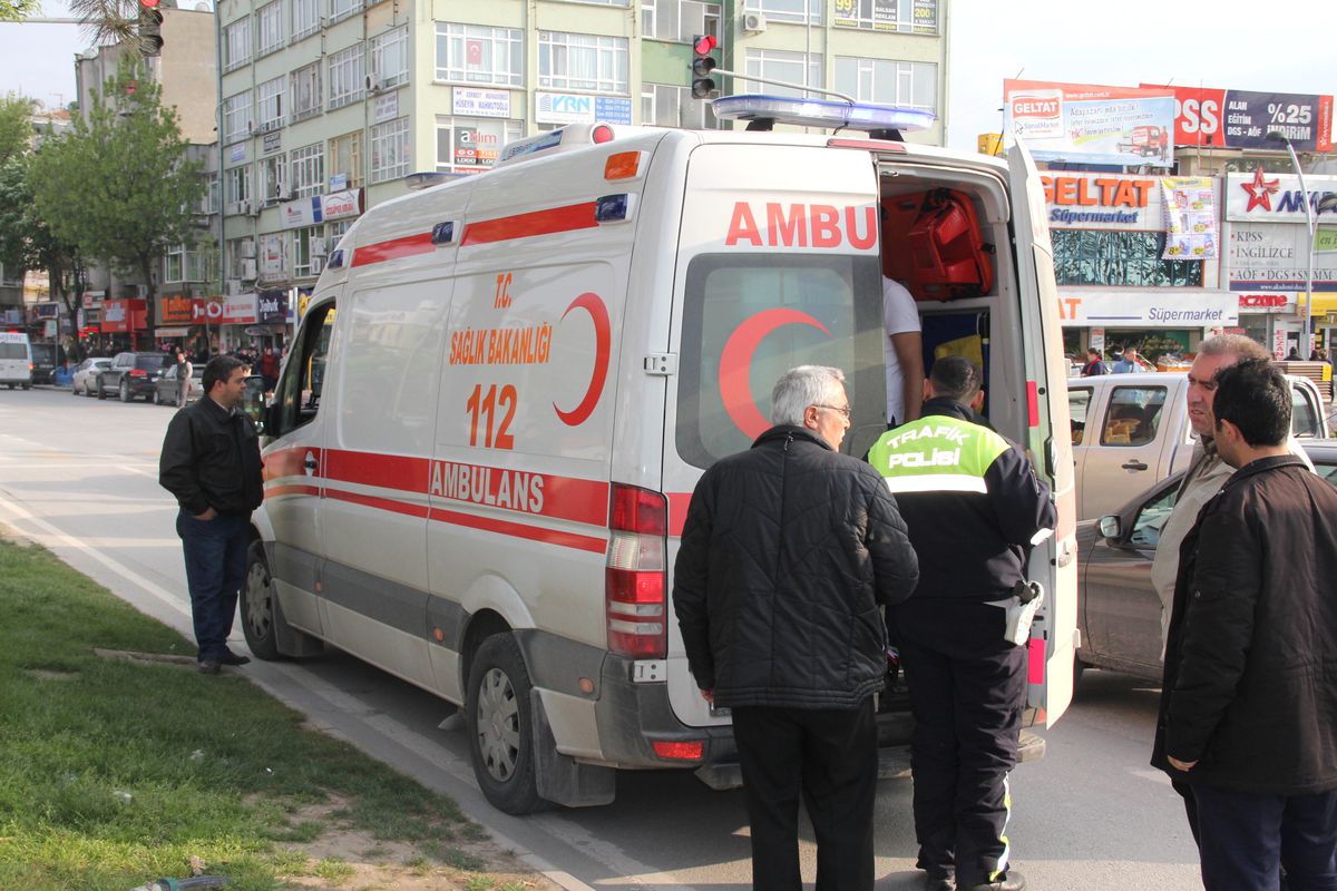 Minibüs Orta Refüje Daldı