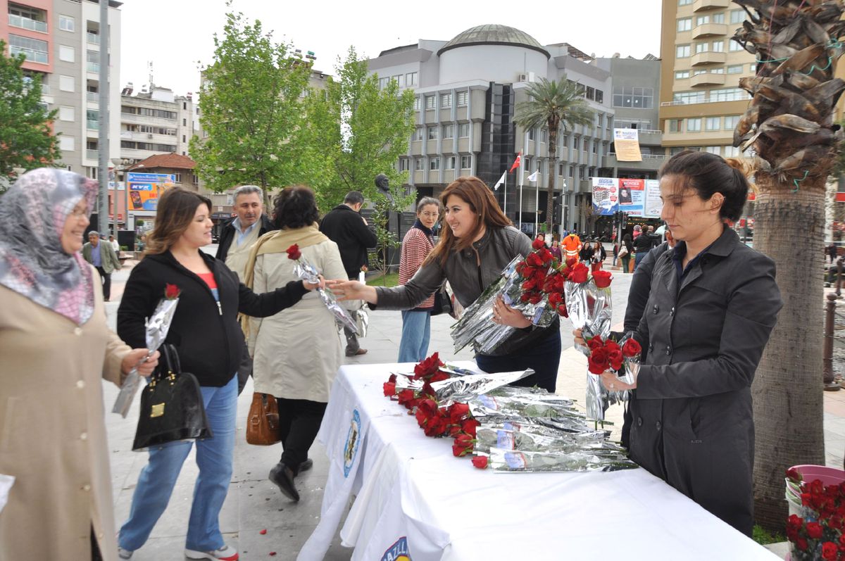 Nazilli Belediyesi Kutlu Doğum Haftası Nedeniyle Gül Dağıttı