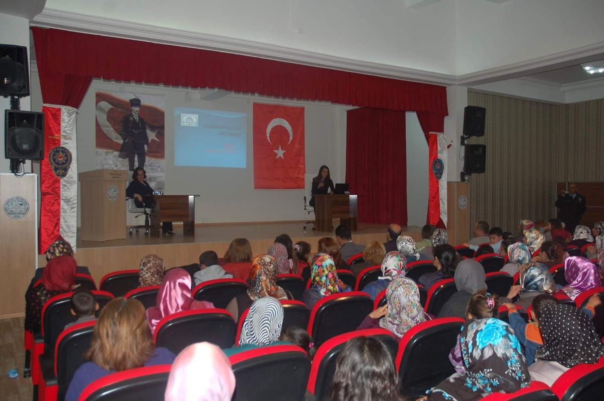 Nurdağı Emniyet Müdürlüğü'nden Öğrenci Velilerine Konferans