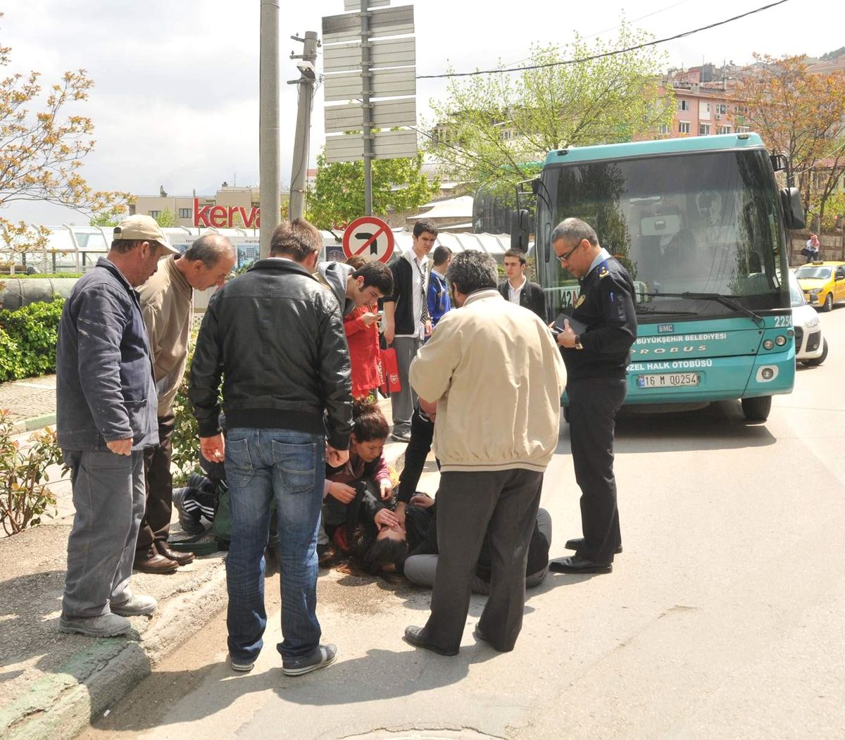 Otobüs Şoförü, Çarptığı Liseli Kızın Başından Bir An Olsun Ayrılmadı