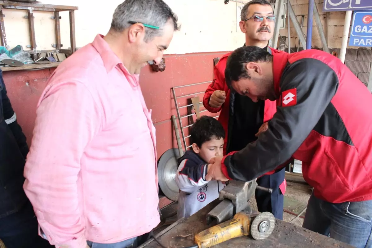 Parmağı Musluğun Aynasına Sıkışan Çocuğu İtfaiye Kurtardı