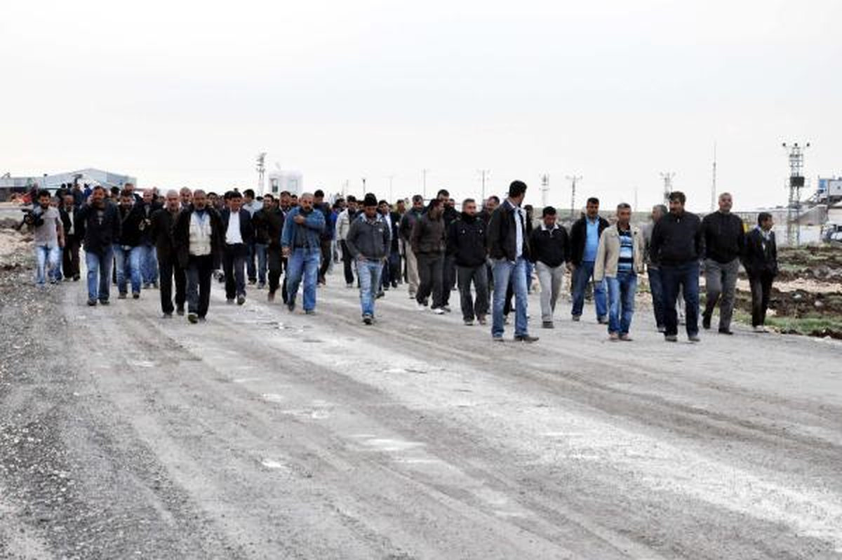Şanlıurfa\'da İşçiler Yol Kapatıp Eylem Yaptı