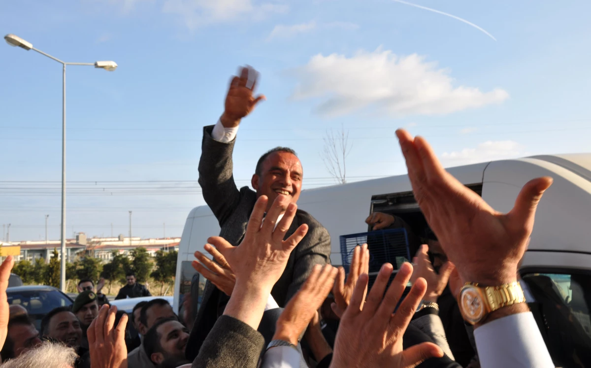 Serbest Bırakılan Galip Öztürk, Davul ve Zurnayla Karşılandı