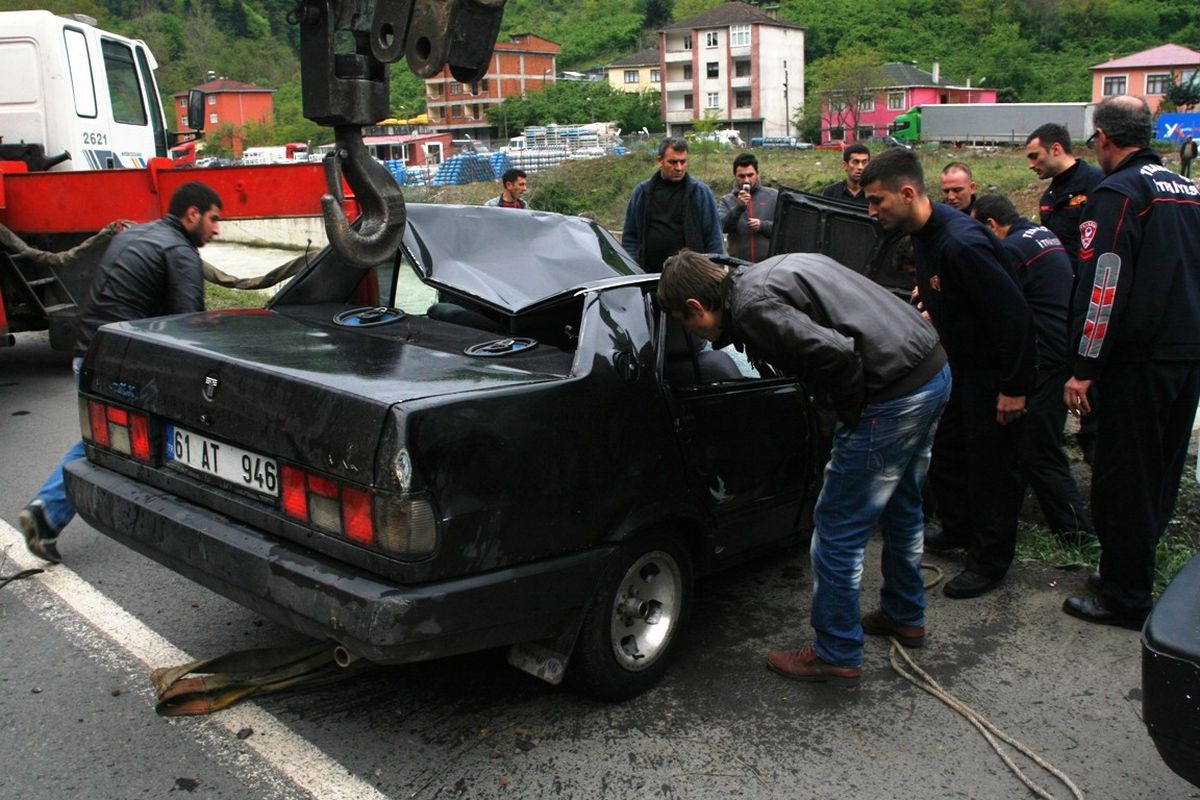 Trabzon\'da Araç Dereye Uçtu: 1 Ölü