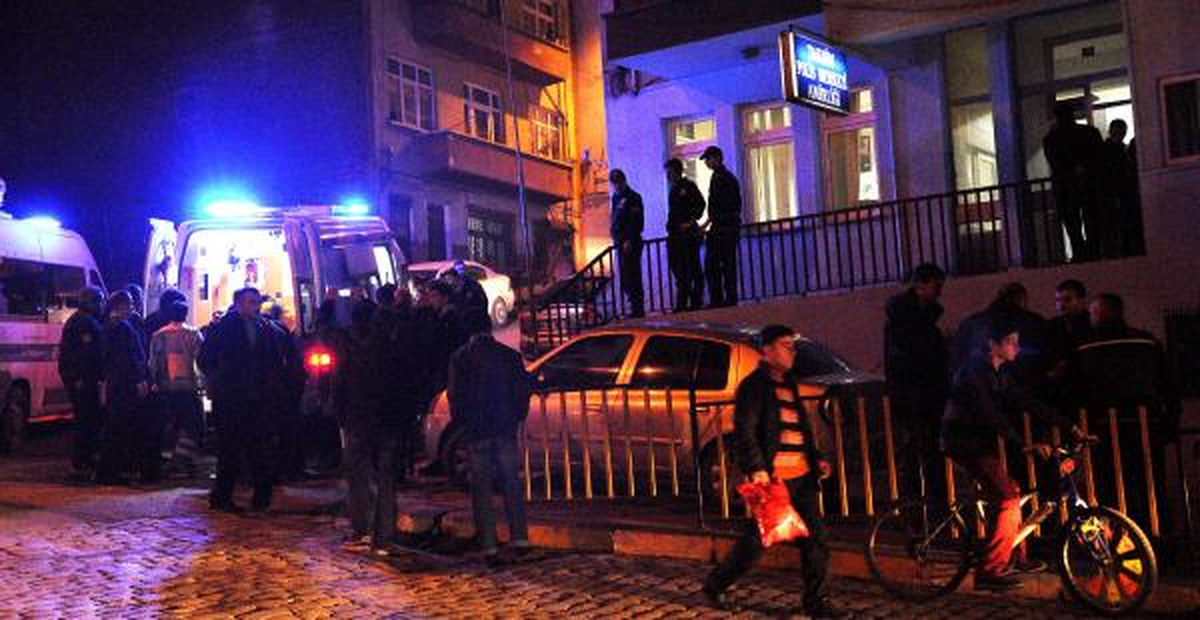 Öfkeli Kalabalık Karakol Bastı
