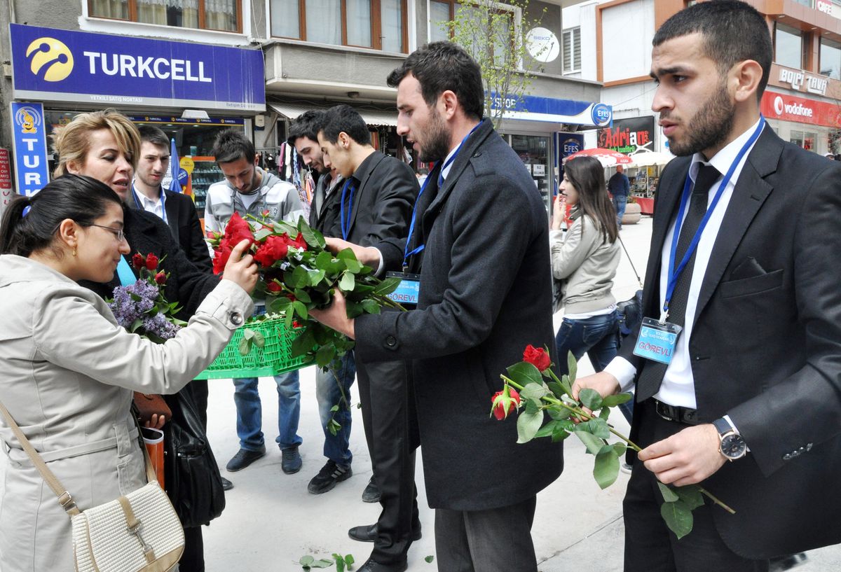 Ülkücüler Kutlu Doğum Haftasında Gül Dağıttı