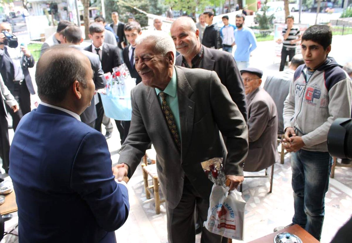 Vali Gül Dağıttı, Müftü Gül Suyu İkram Etti