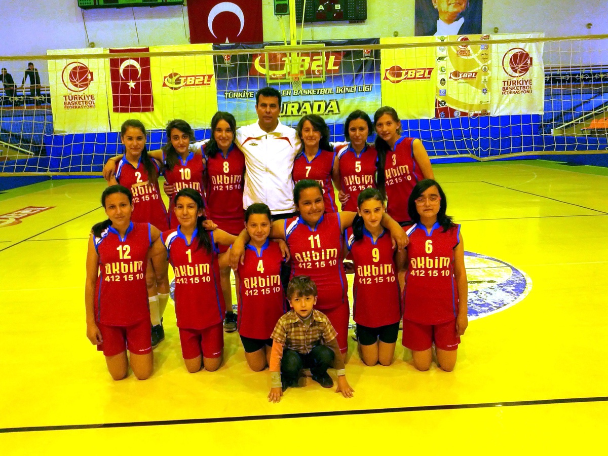 Yıldız Kızlar Voleybol\'da Halil Mandacı Ortaokulu Şampiyon Oldu