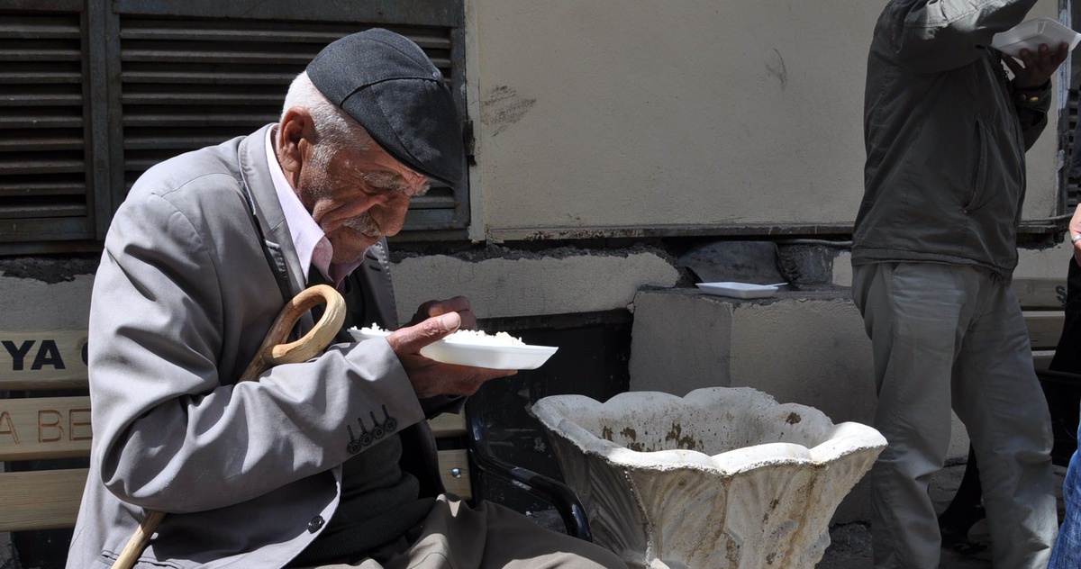 Yüksekova Belediyesi\'nden Cuma Namazı Sonrası Vatandaşlara Yemek