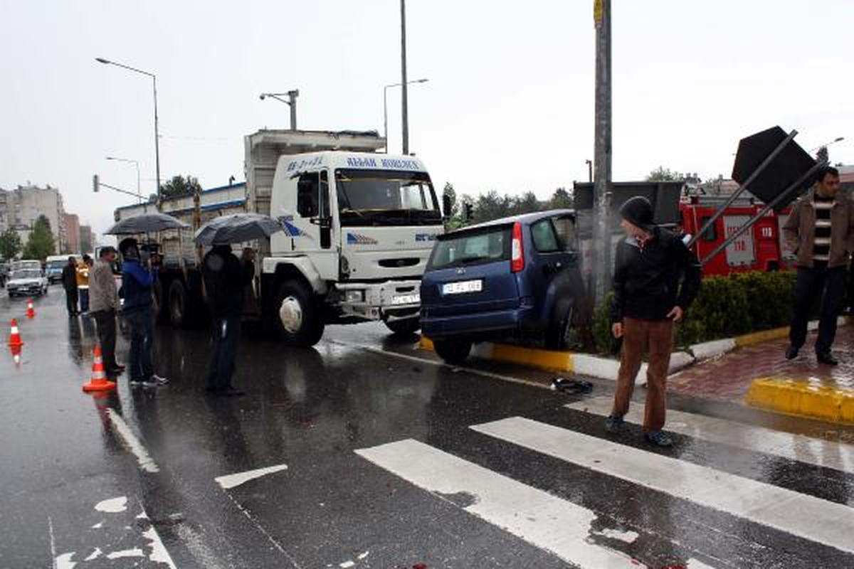 Kamyon Otomobile Çarptı: 3 Yaralı