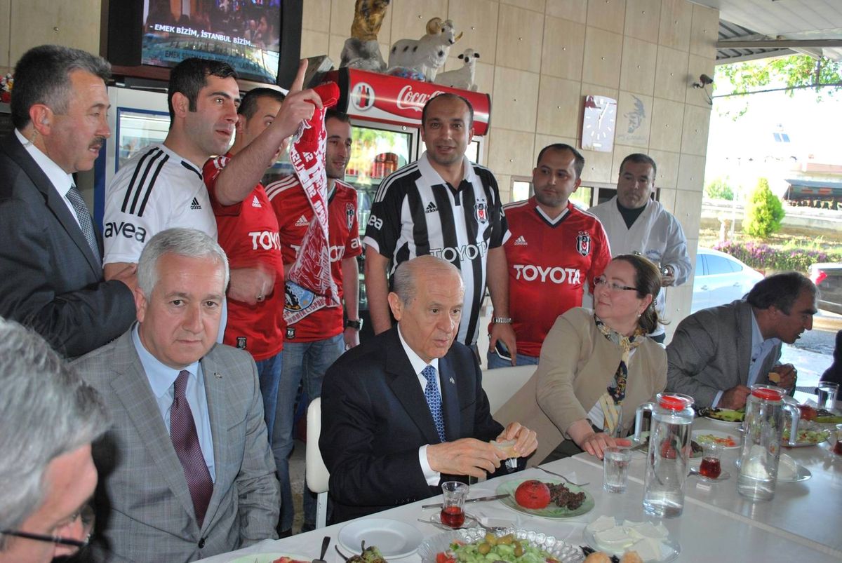 Bahçeli Mola Verdi, Köfte Yedi