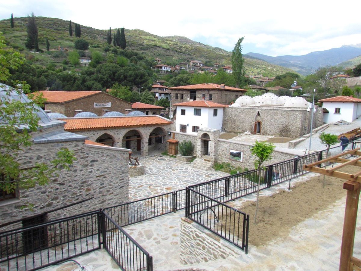 Birgi\'de Sokak Sağlıklaştırma Çalışmaları Devam Ediyor