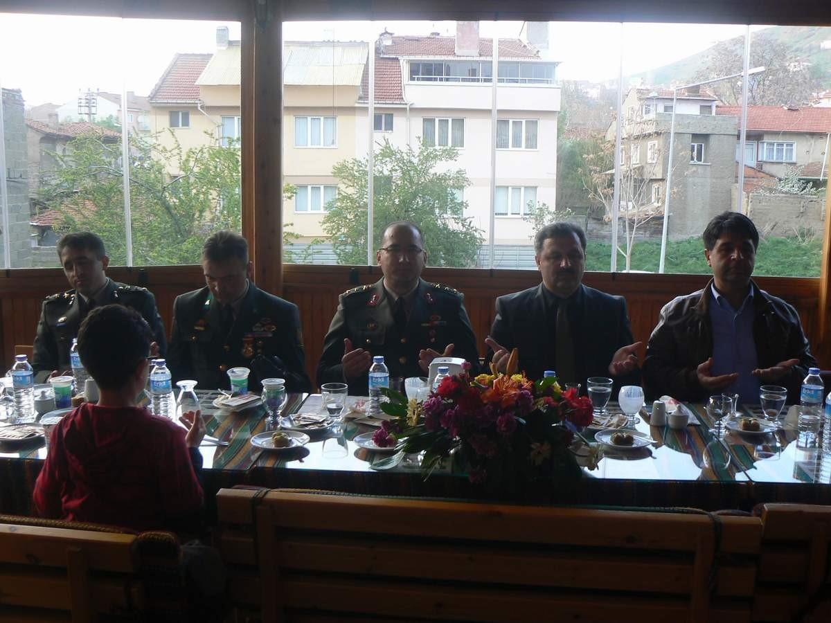 Bozüyük Müftülüğü Şehit Ailelerine Yemek Verdi