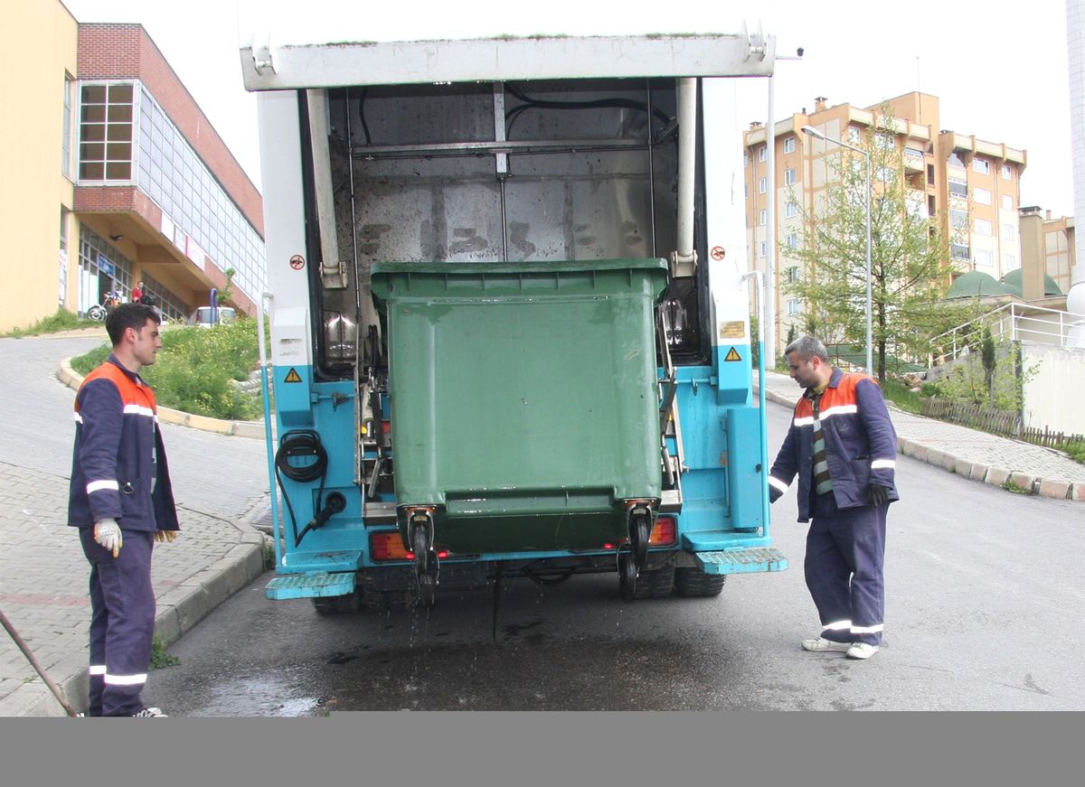 Çöp Konteynırları Dezenfekte Ediliyor