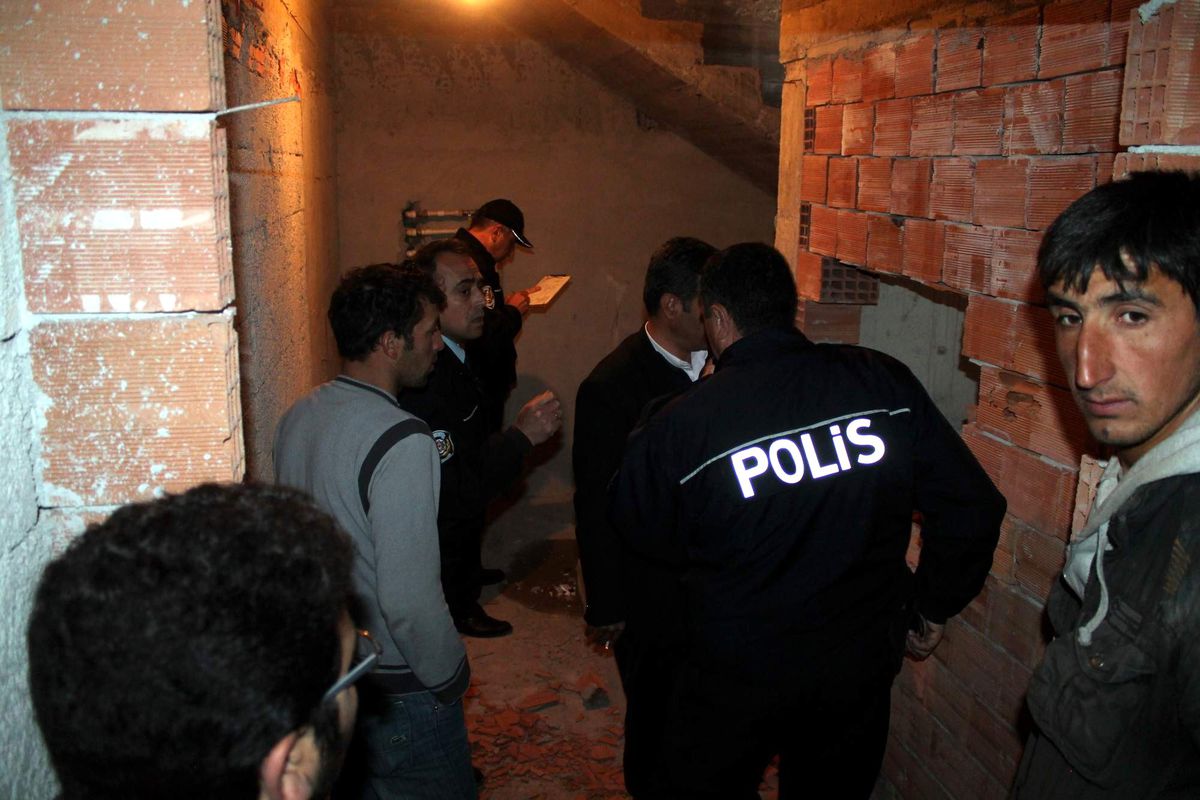 Dördüncü Kattan Asansör Boşluğuna Düşen İnşaat Bekçisi Yaralandı