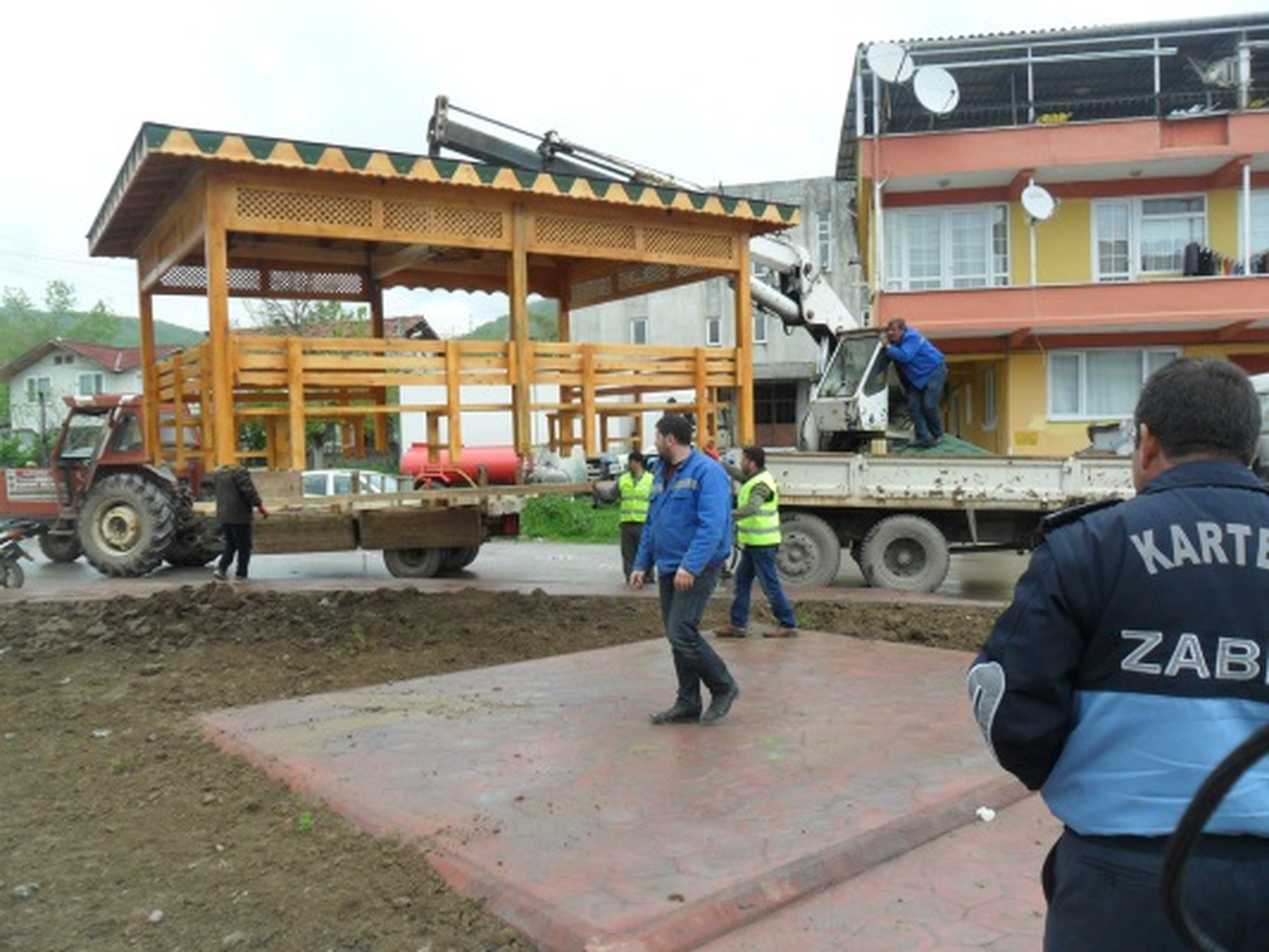 Eşme Parkı\'na Kamelya Kondu