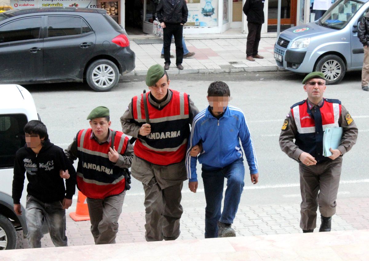 Hırsızlık Şüphelisi Gençler Adliyede
