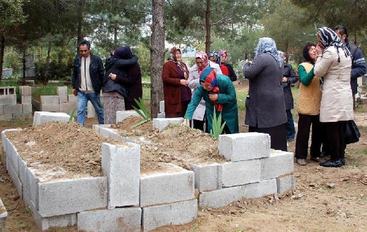 Kazada Ölen Anne ve 2 Kızı Toprağa Verildi