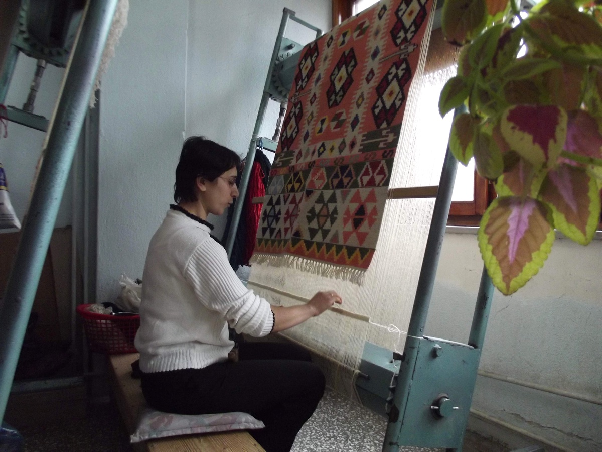 Kilime İlmek İlmek Tarih Dokuyorlar