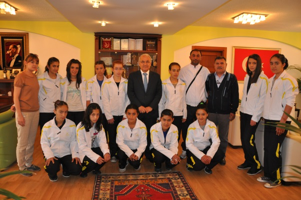 Küçük Voleybolculardan Başkan Kocamaza Ziyaret