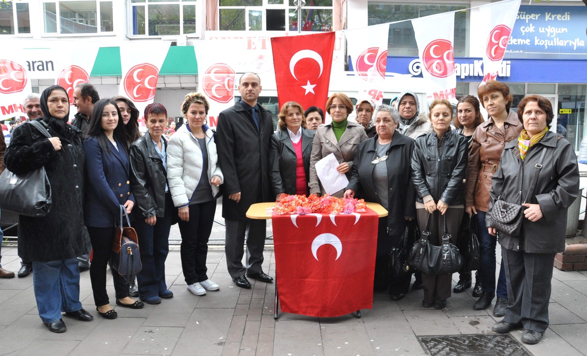 MHP İl Kadın Kolları, Zonguldak Halkına Tespih Dağıttı