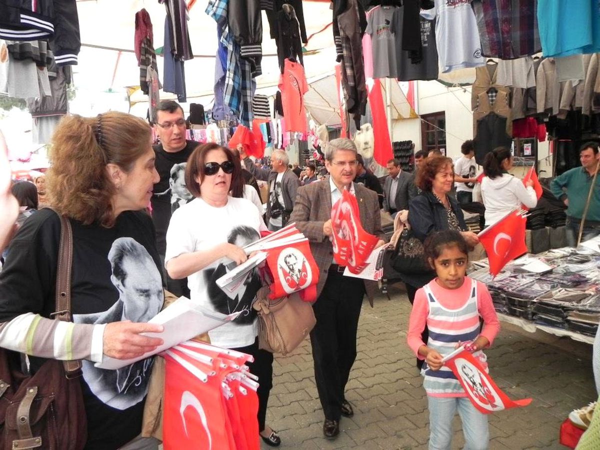 Ödemiş Add, 23 Nisan Öncesi Bayrak Dağıttı