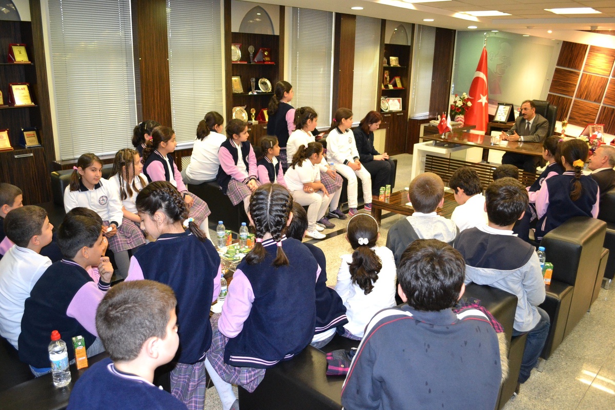 Öğrenciler Belediyeyi Ziyaret Etti