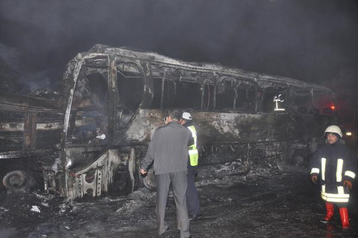 Otobüs, Kamyonla Çarpıştı: 1 Ölü, 1 Yaralı
