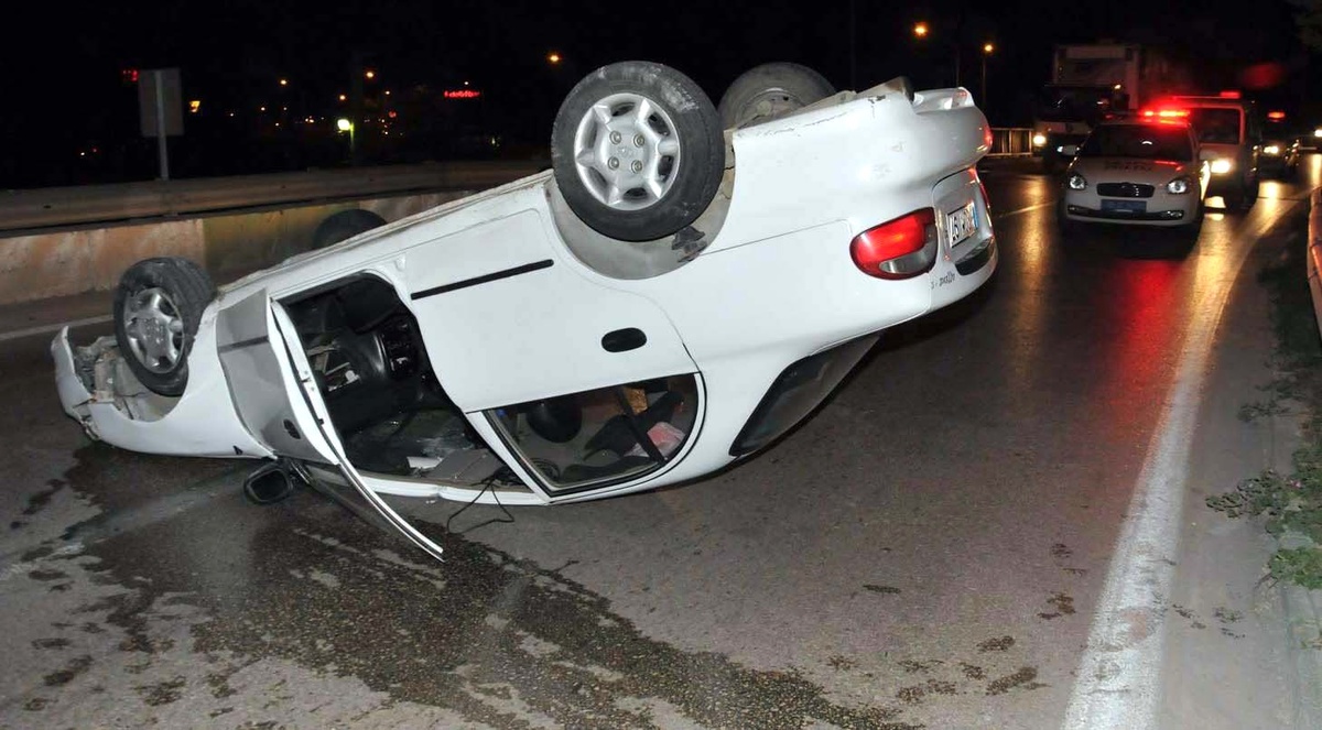 Otomobil Refüje Çarpıp Takla Attı: 1 Yaralı