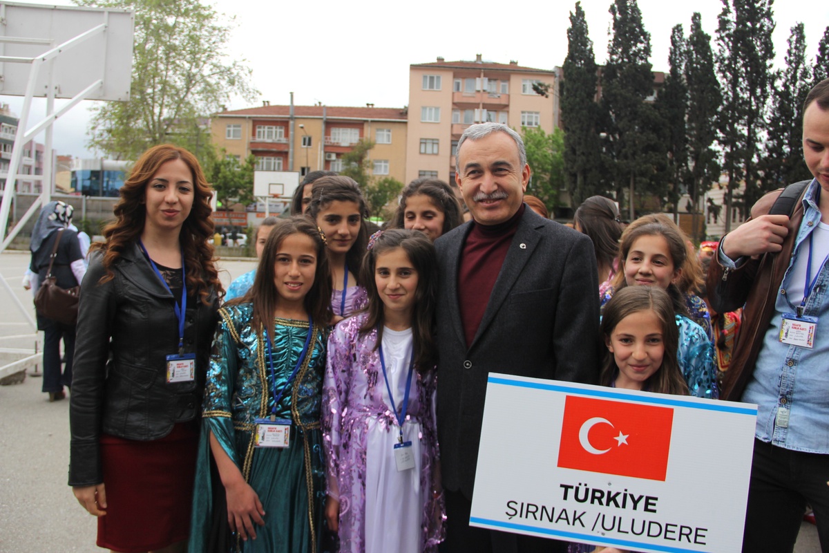 Sakarya 9\'ncu Uluslar Arası Egemenlik Haftası Halk Oyunları Festivali Başladı