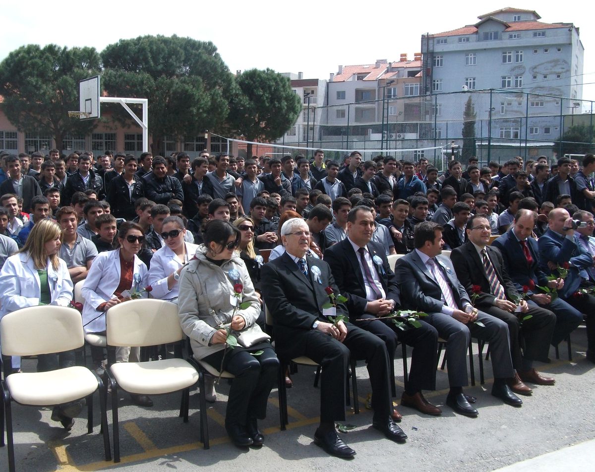 Şiir Yarışmasında Birinciye Bisiklet Hediye Edildi
