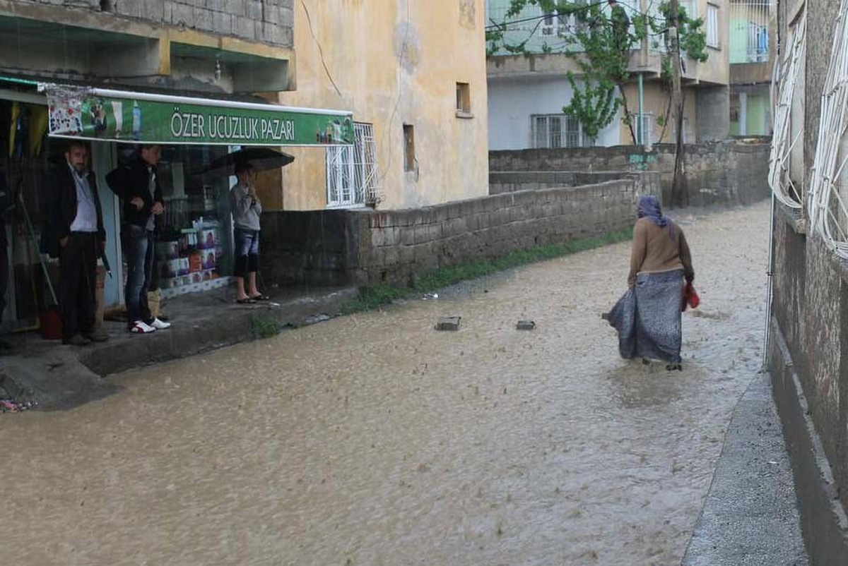 Siirt\'te Birçok Ev ve İş Yerini Su Bastı