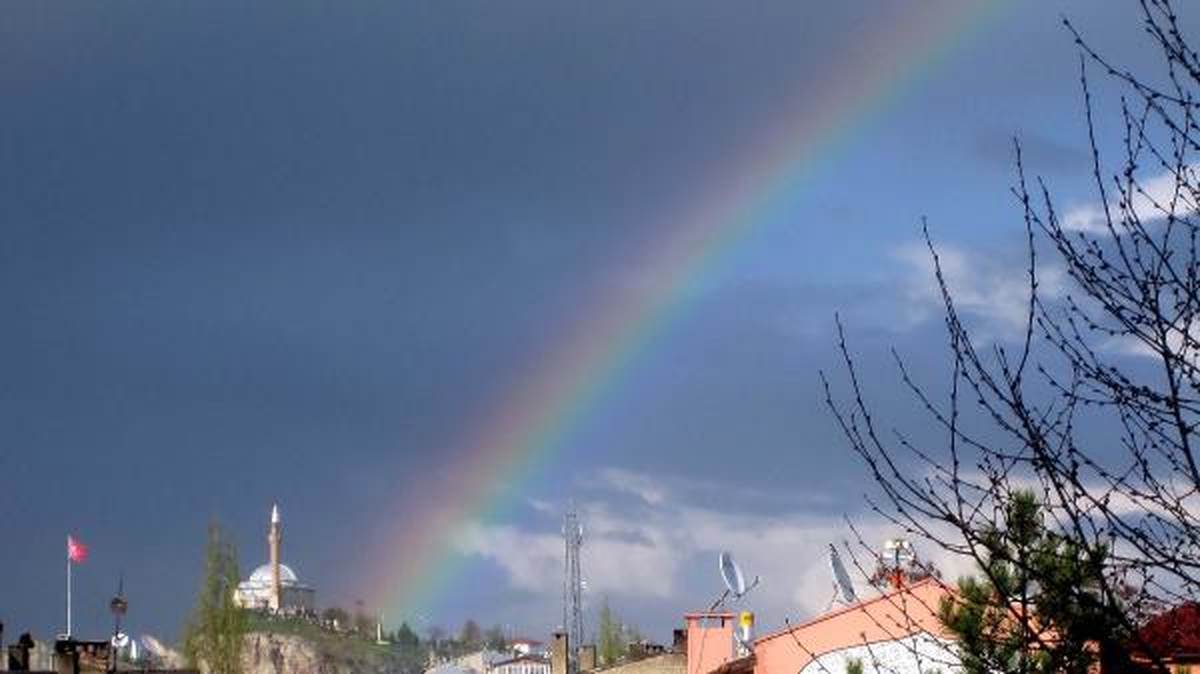 Sivas\'ta Yağmurun Ardından Gökkuşağı