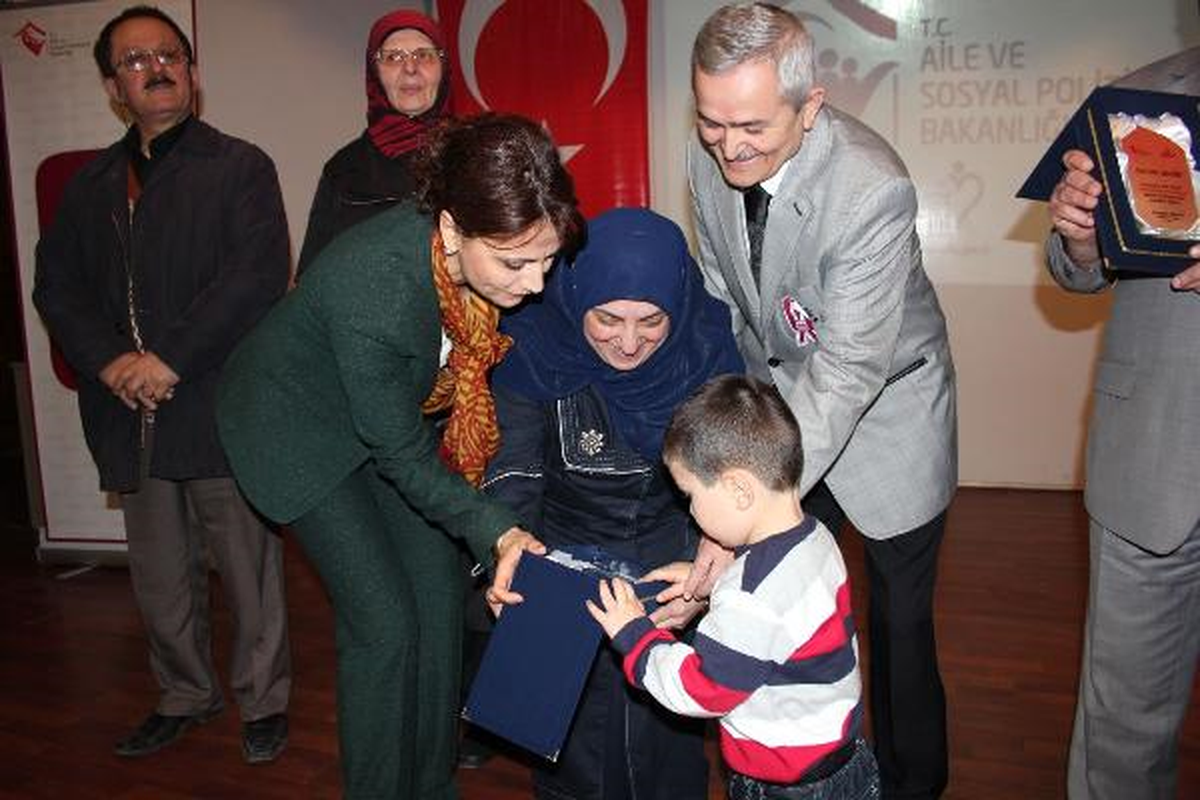 Vali Eşinden Koruyucu Ailelere Plaket