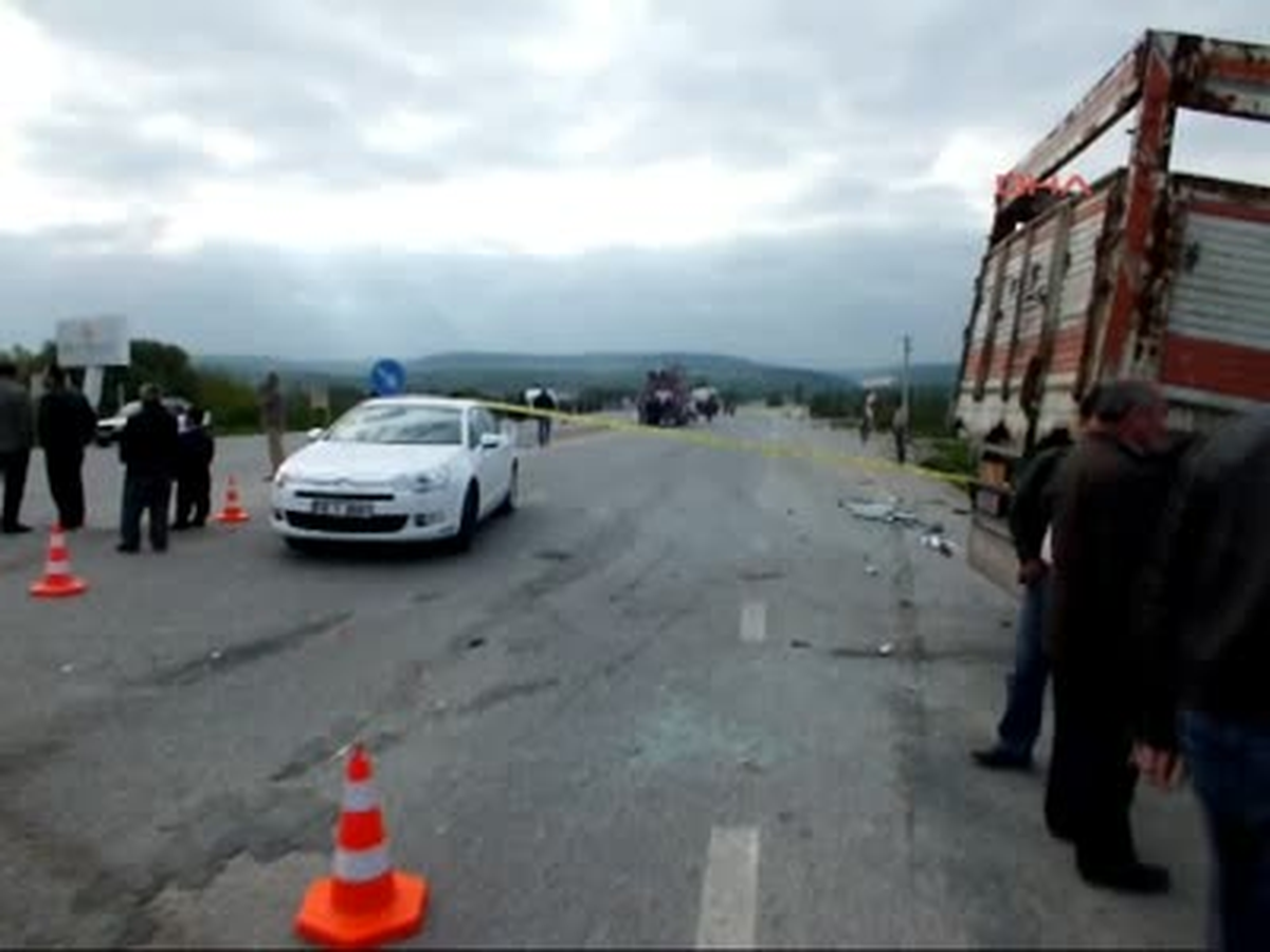 Ambulans Kamyonla Çarpıştı