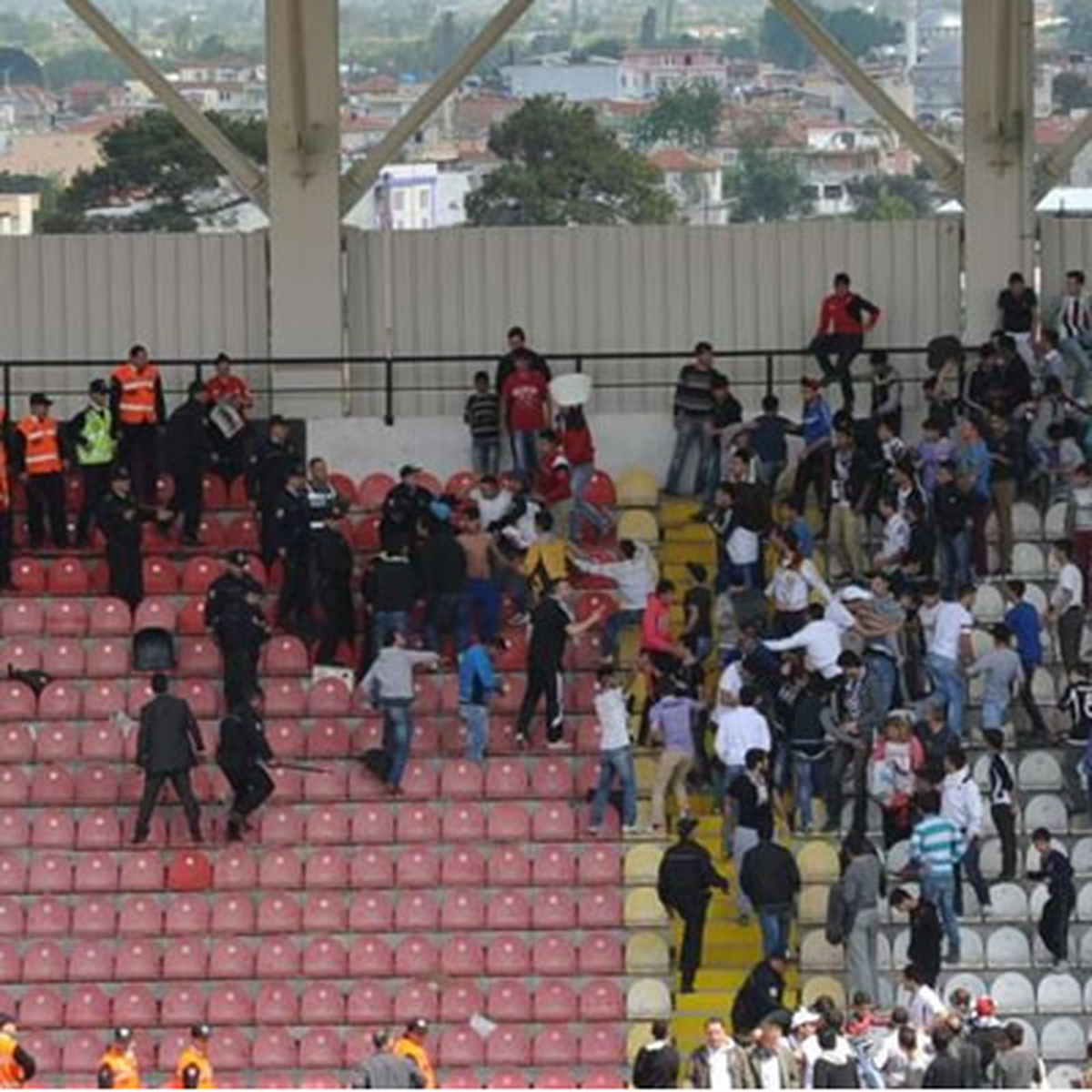 Yeşil Sahada Yine Olay