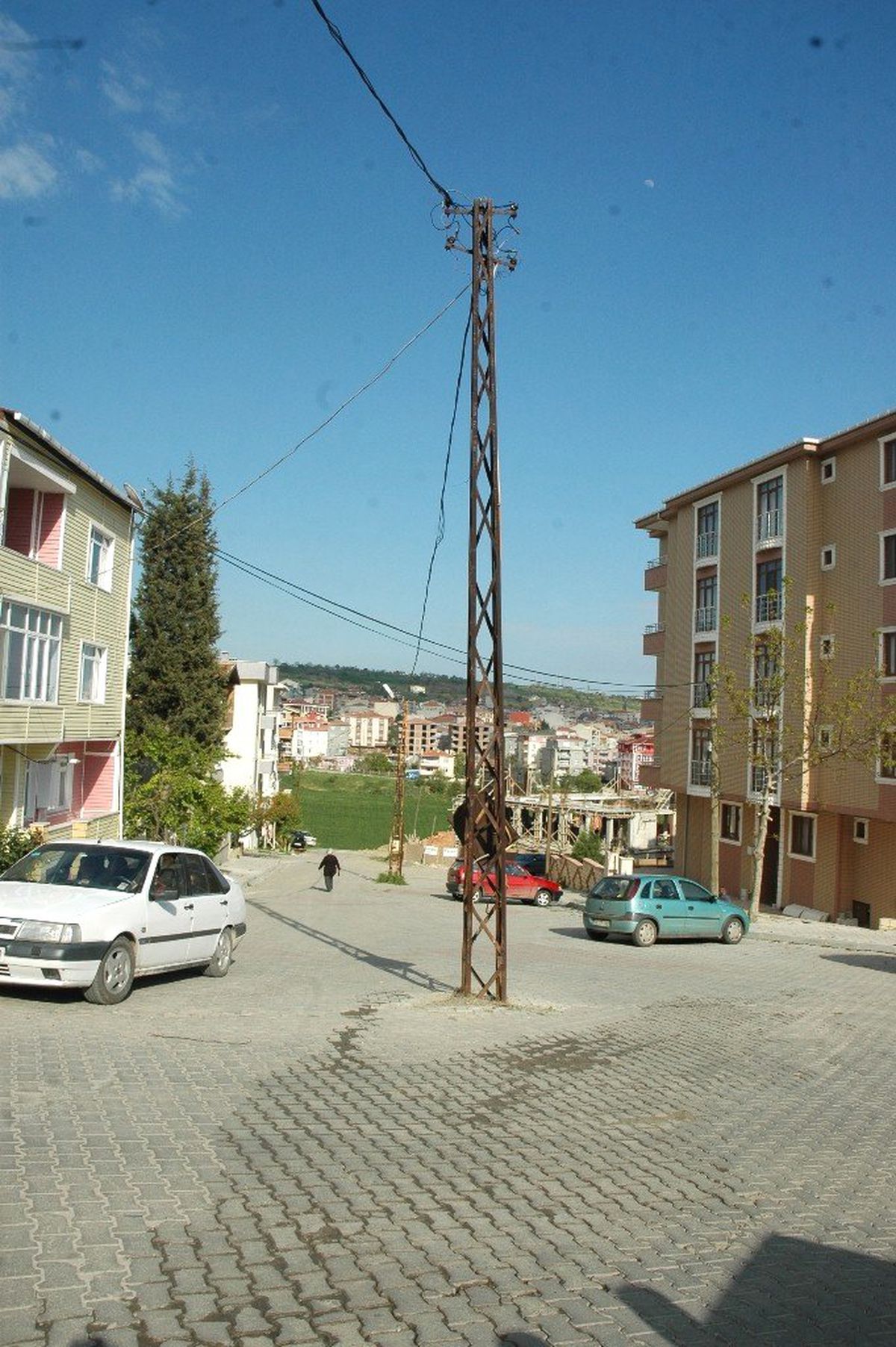 Yol Ortasındaki Direğin Açıktaki Kabloları Tehlike Saçıyor