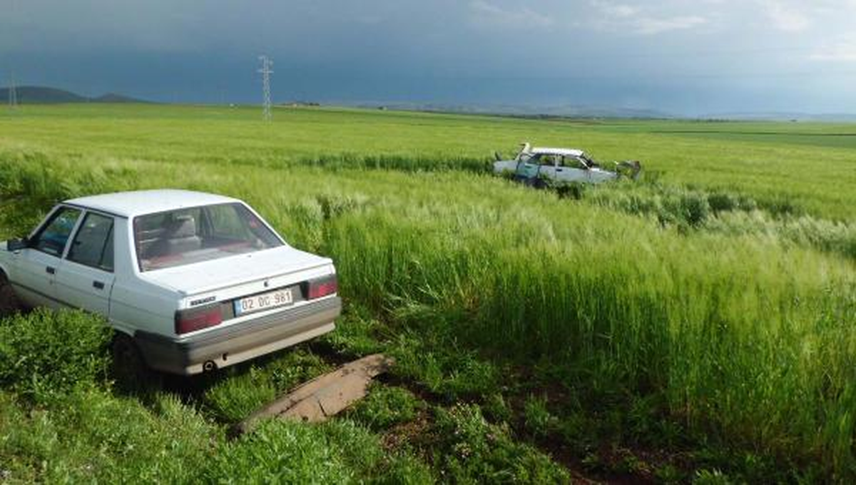 2 Otomobil Aynı Yerde Devrildi; 6 Yaralı