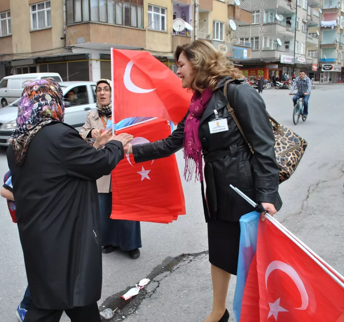 AK Parti Teşkilatı Türk Bayrağı Dağıttı