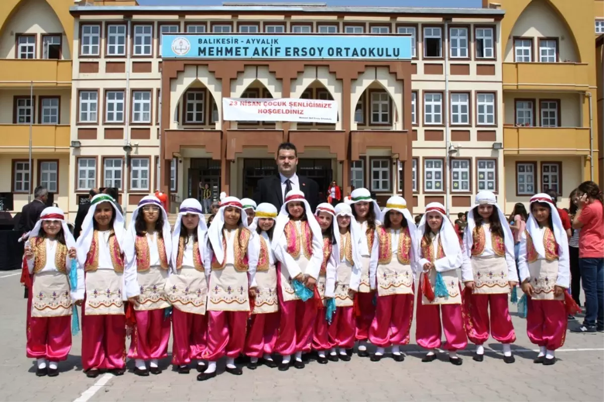 Ayvalık\'ta 23 Nisan Şenliğine Büyük İlgi