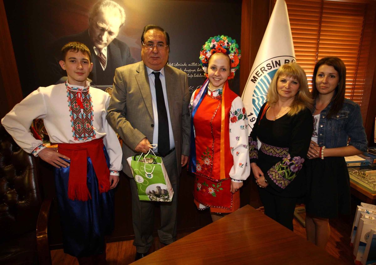 Başkan Özcan\'a Yabancı Çocuklardan Ziyaret