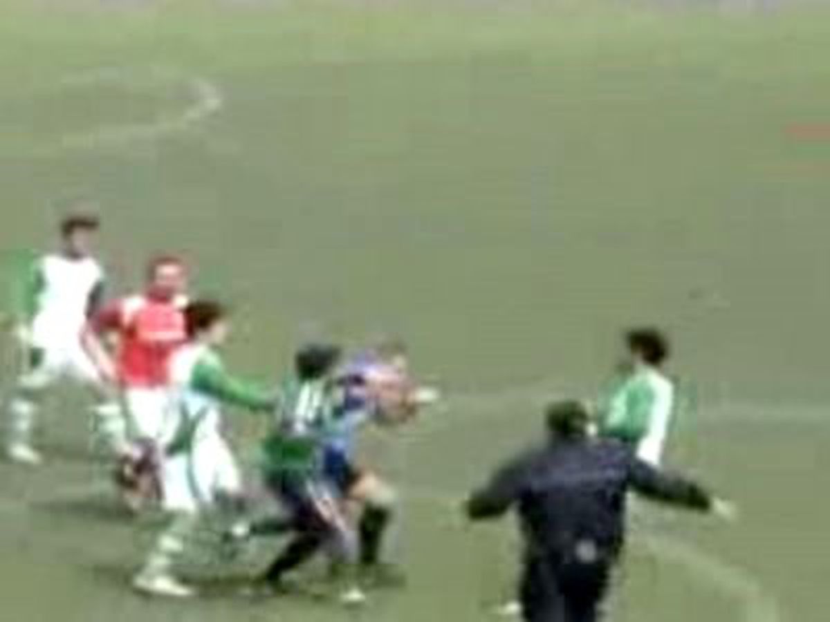 Futbolcular Hakeme Saldırdı!
