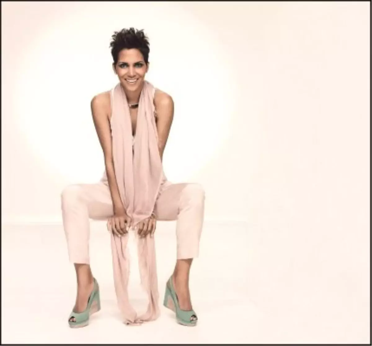 Halle Berry\'nin Fifth Avenue Ayakkabı Koleksiyonu Sadece Deichmann\'da