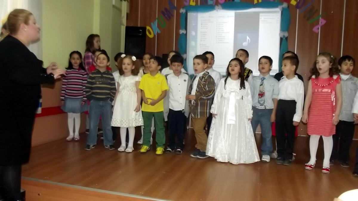 İlköğretim Okulu\'nda Okuma Bayramı Sevinci